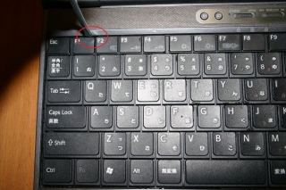 VAIO SZのキーボードは上部左右のツメでとまってる